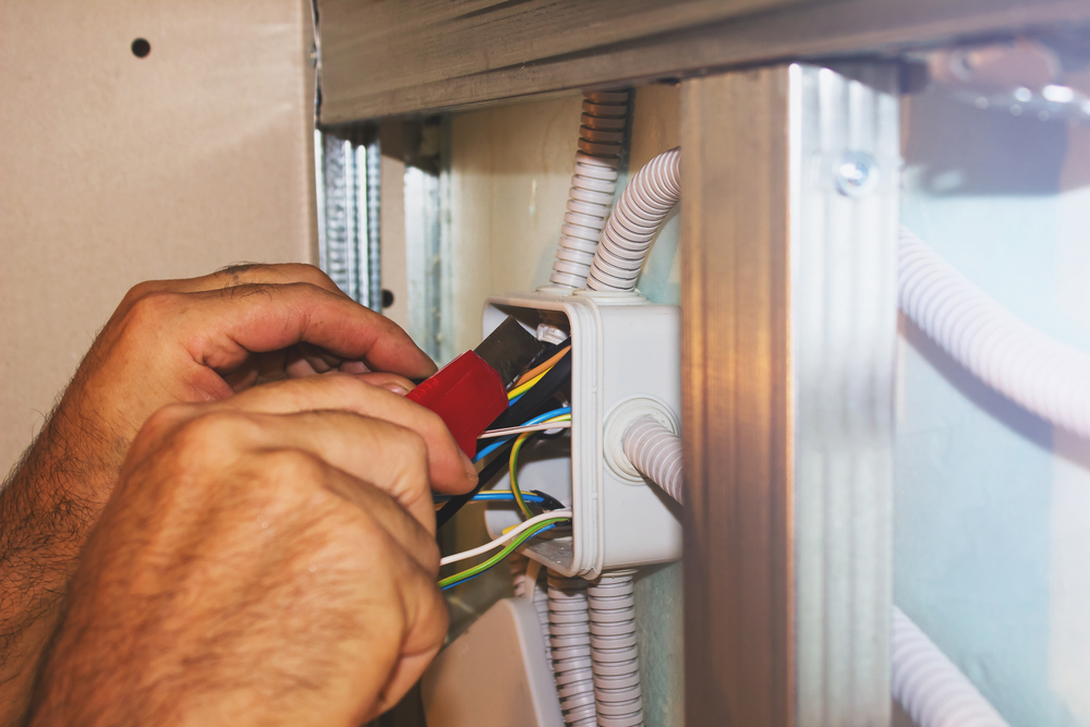 Elektryka w Domu: Innowacyjne Rozwiązania Zapewniające Zabezpieczenie, Efektywność Energetyczną i Wygodę w Codziennym Życiu Mieszkańców Współczesnych Domów.